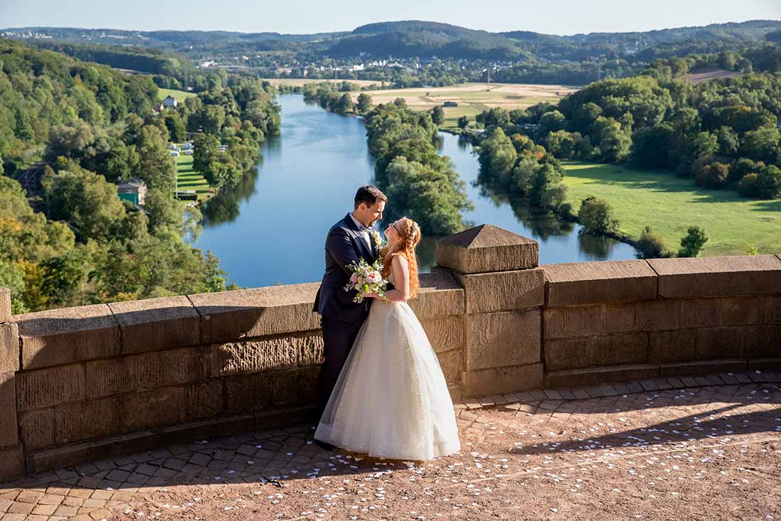 Der Dortmunder Fotograf Heiko Kalweit hat ein Brautpaar nach der Hochzeit mit Blick auf die Ruhr fotografiert.